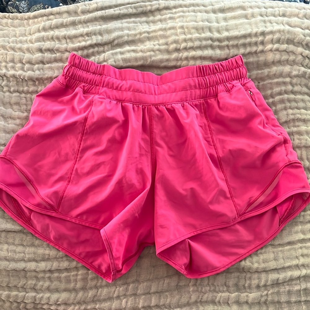 Lululemon Hotty Hot Low Rise 4inch Shorts (Size 4, Sonic Pink)